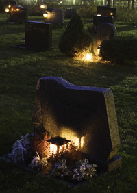 Bild på gravsten med ljus